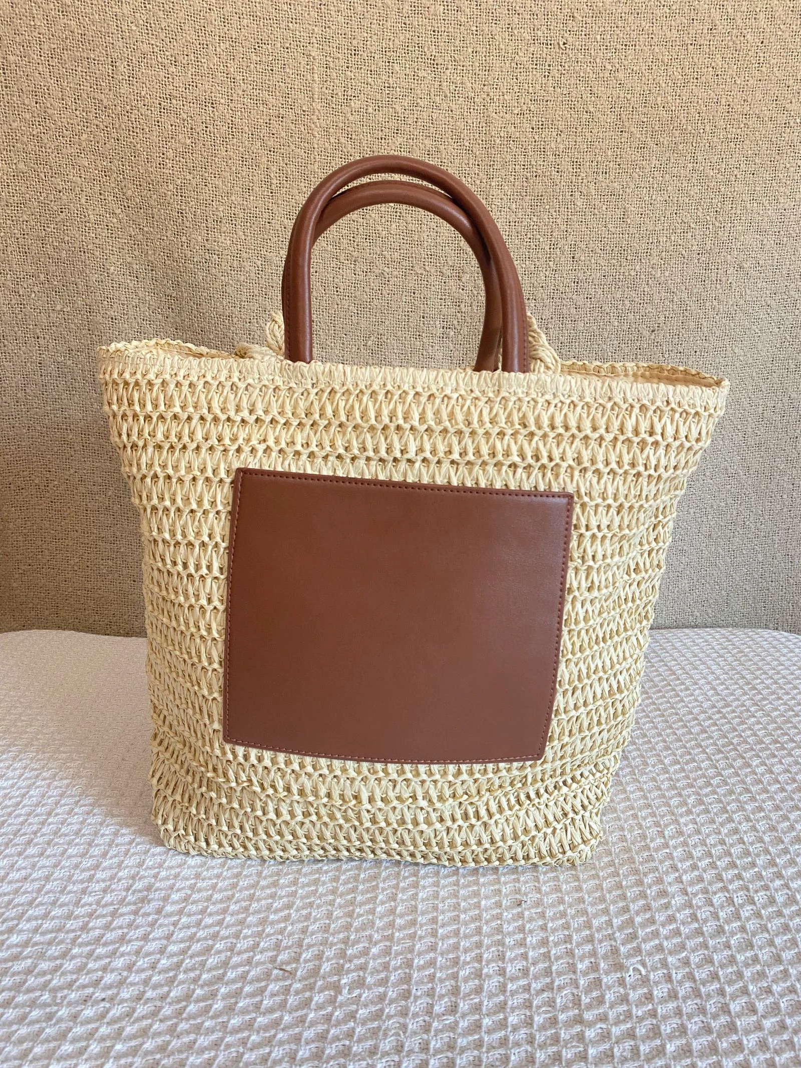 Bolso Tote de Rafia con Bolsillo Polipiel y Doble Asa 